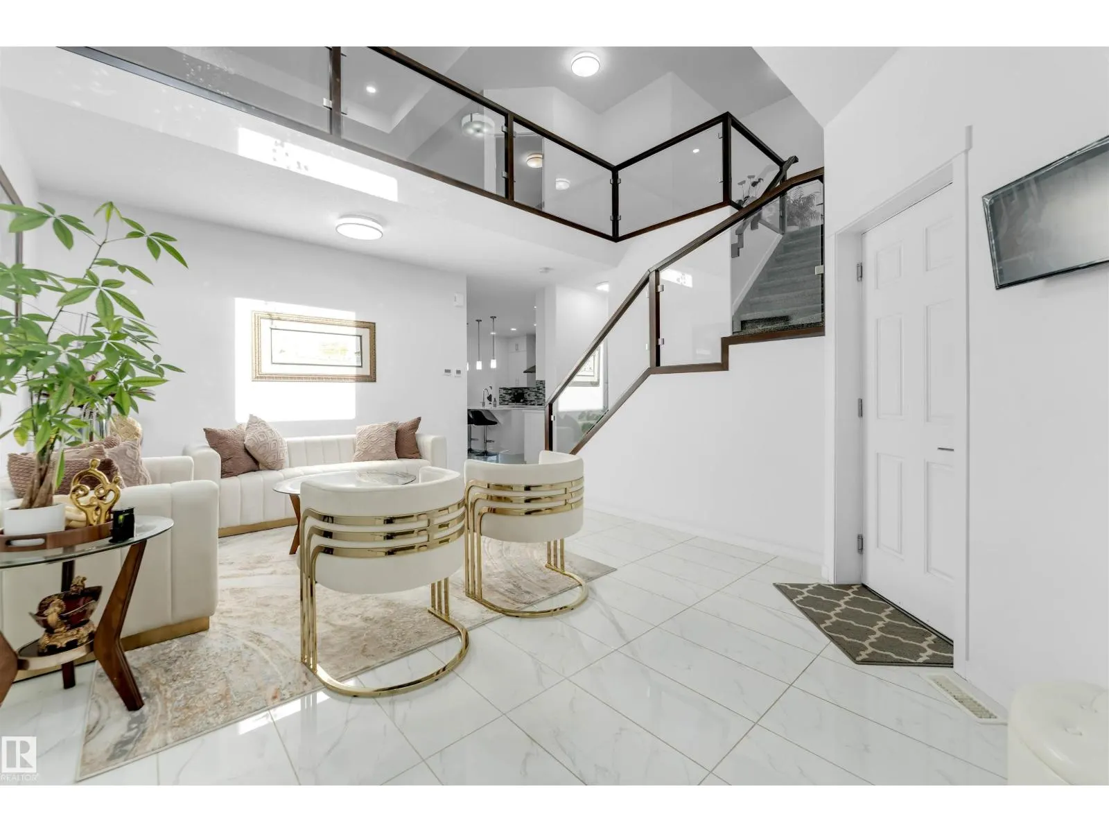 2512 13 AV NW
