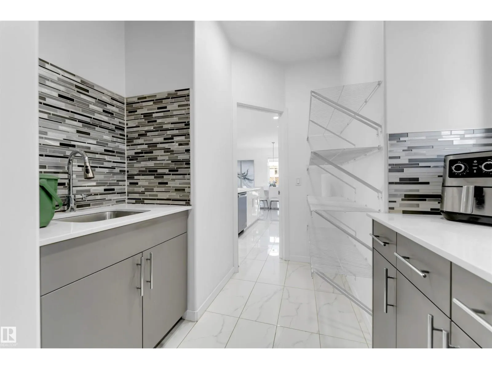 2512 13 AV NW