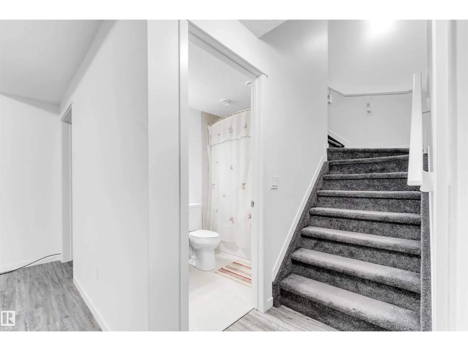 2512 13 AV NW