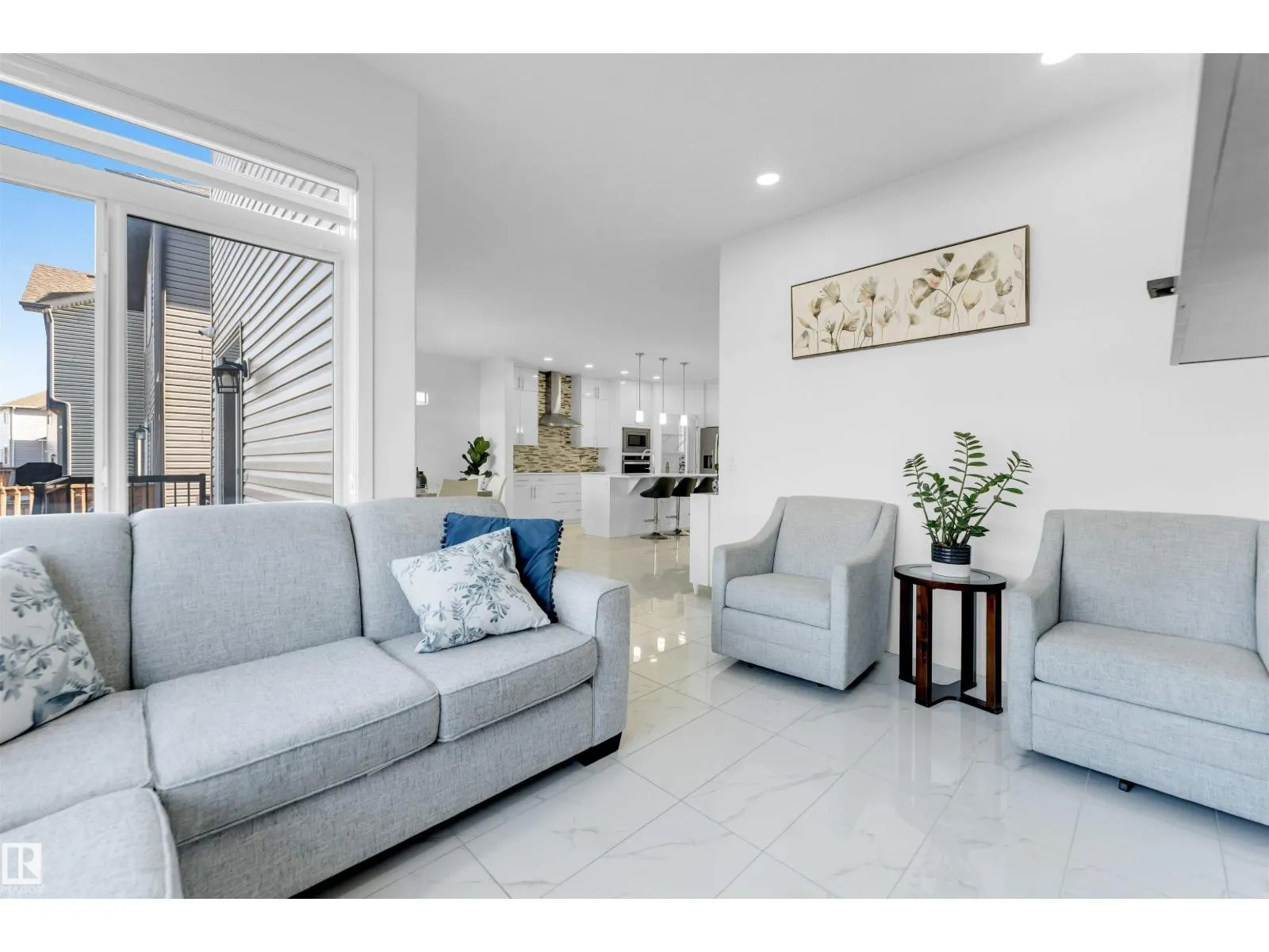 2512 13 AV NW