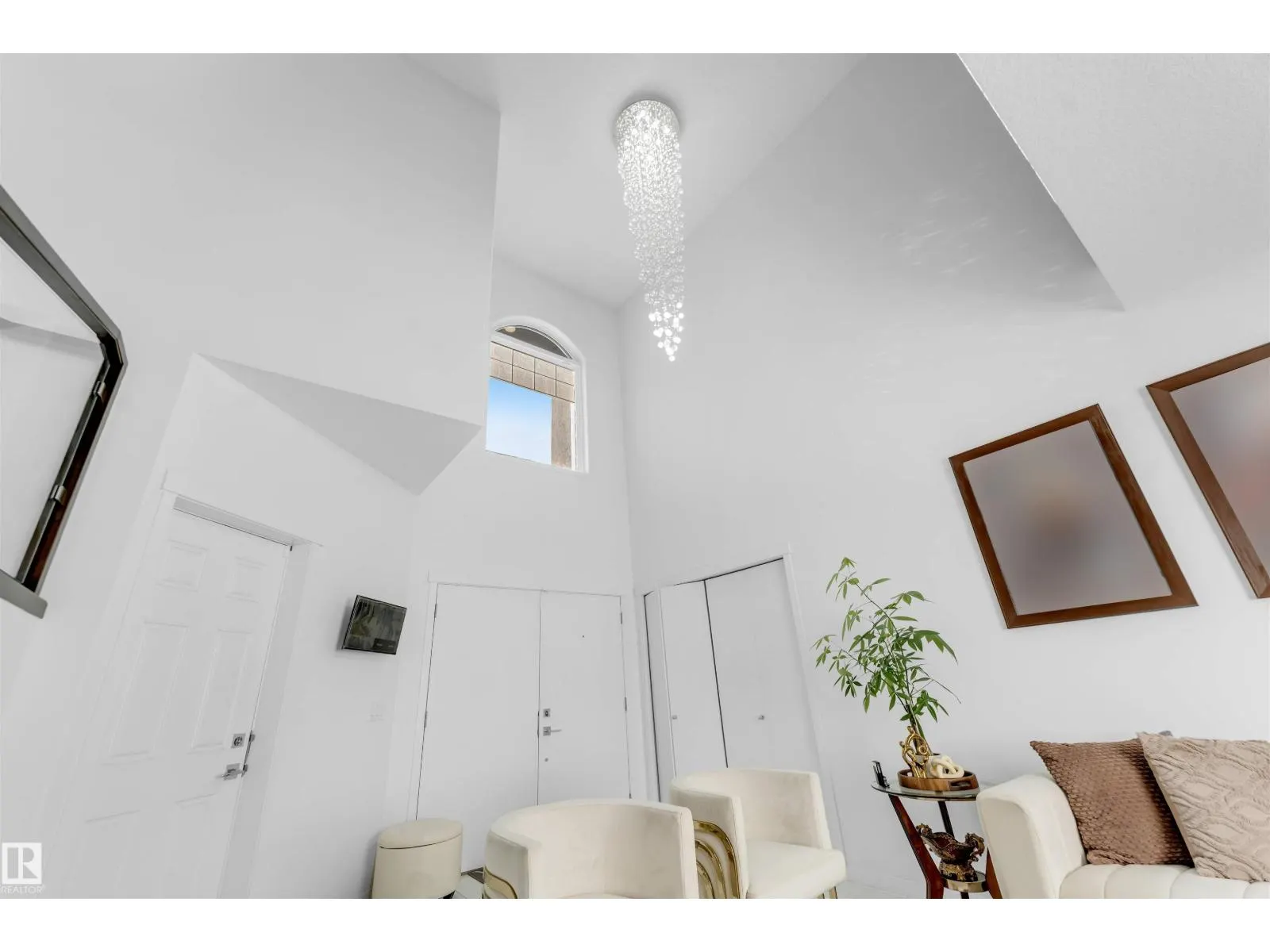 2512 13 AV NW