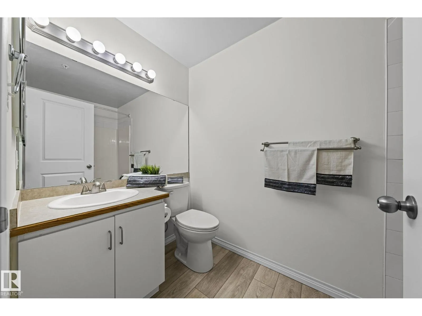 #211 11325 83 ST NW