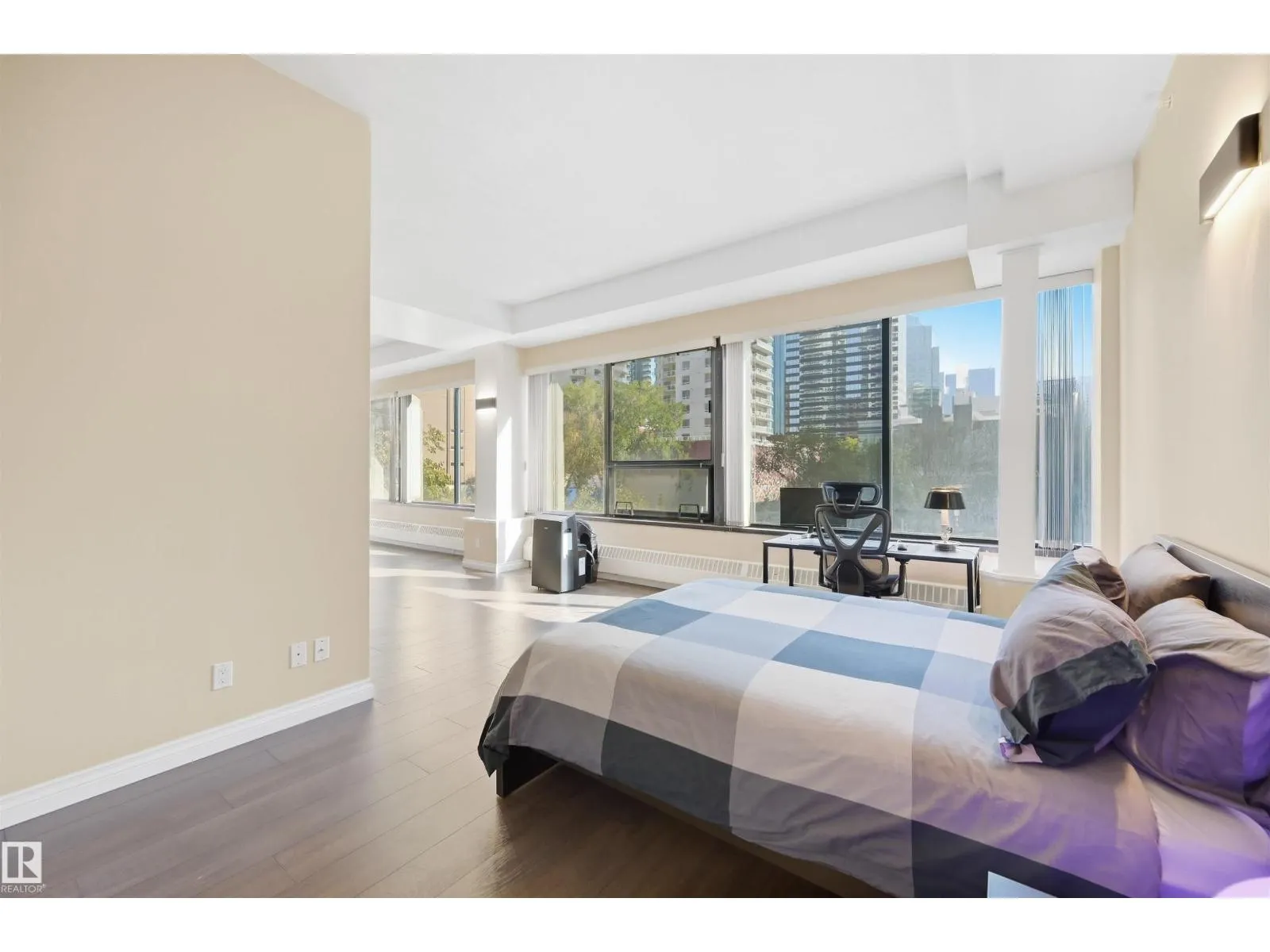 #302 10106 105 ST NW