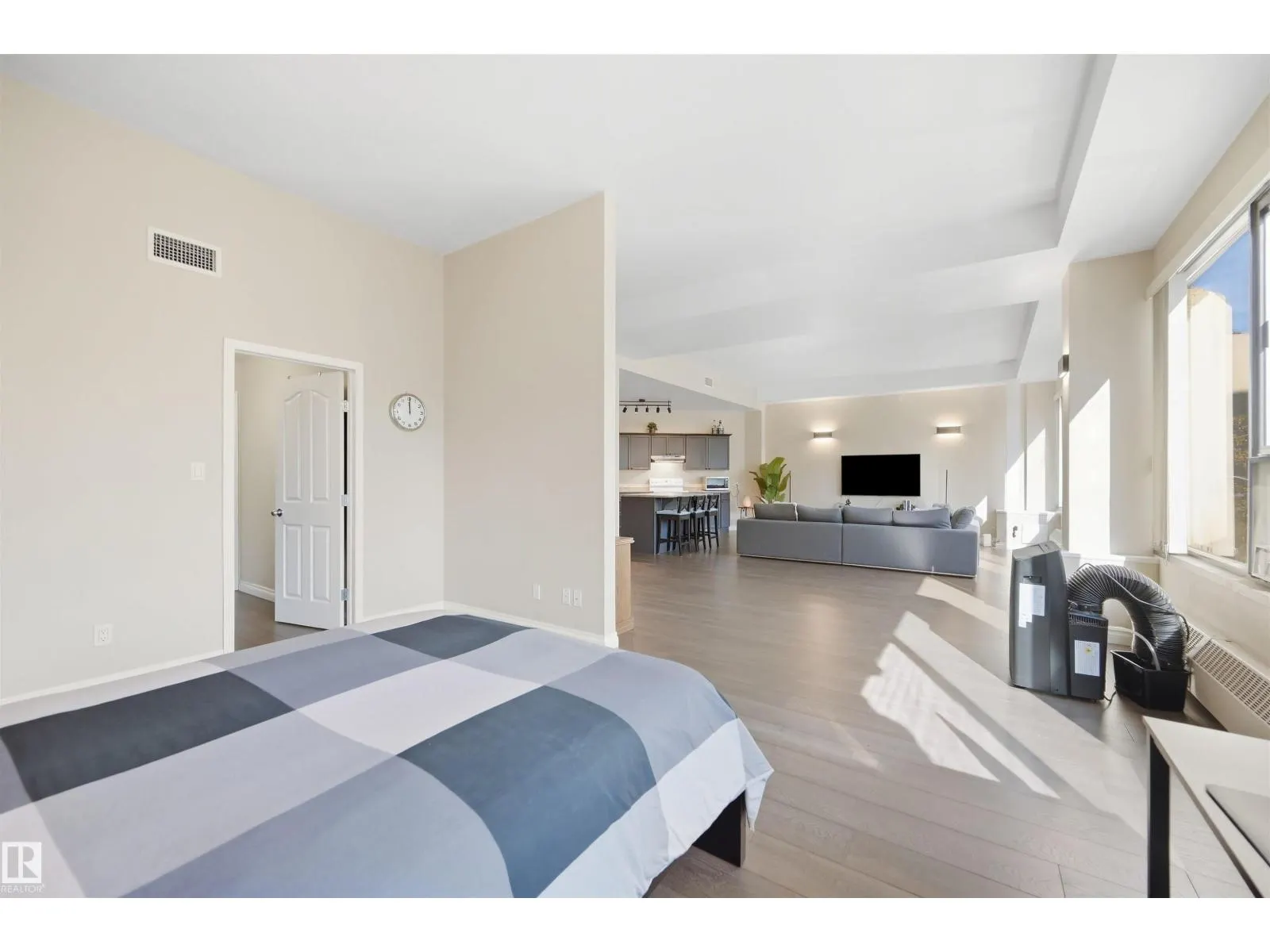 #302 10106 105 ST NW