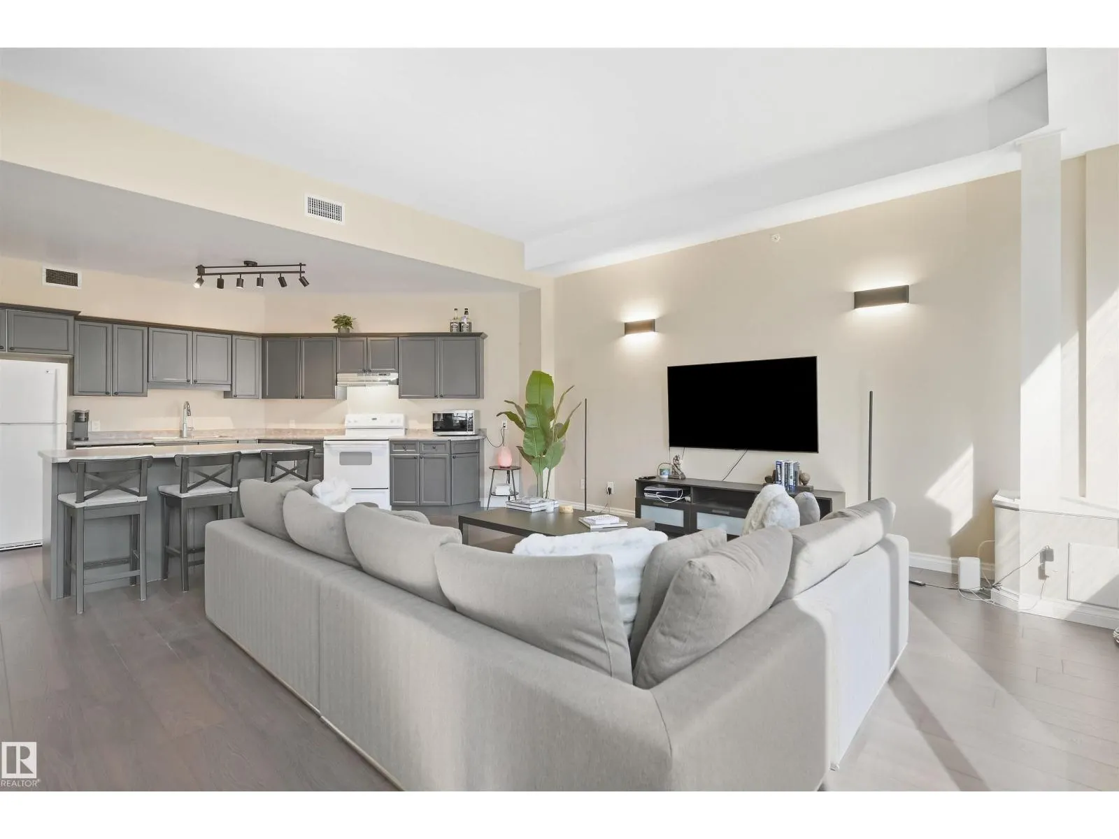 #302 10106 105 ST NW