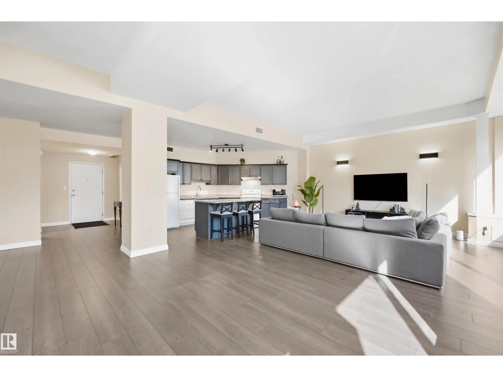 #302 10106 105 ST NW
