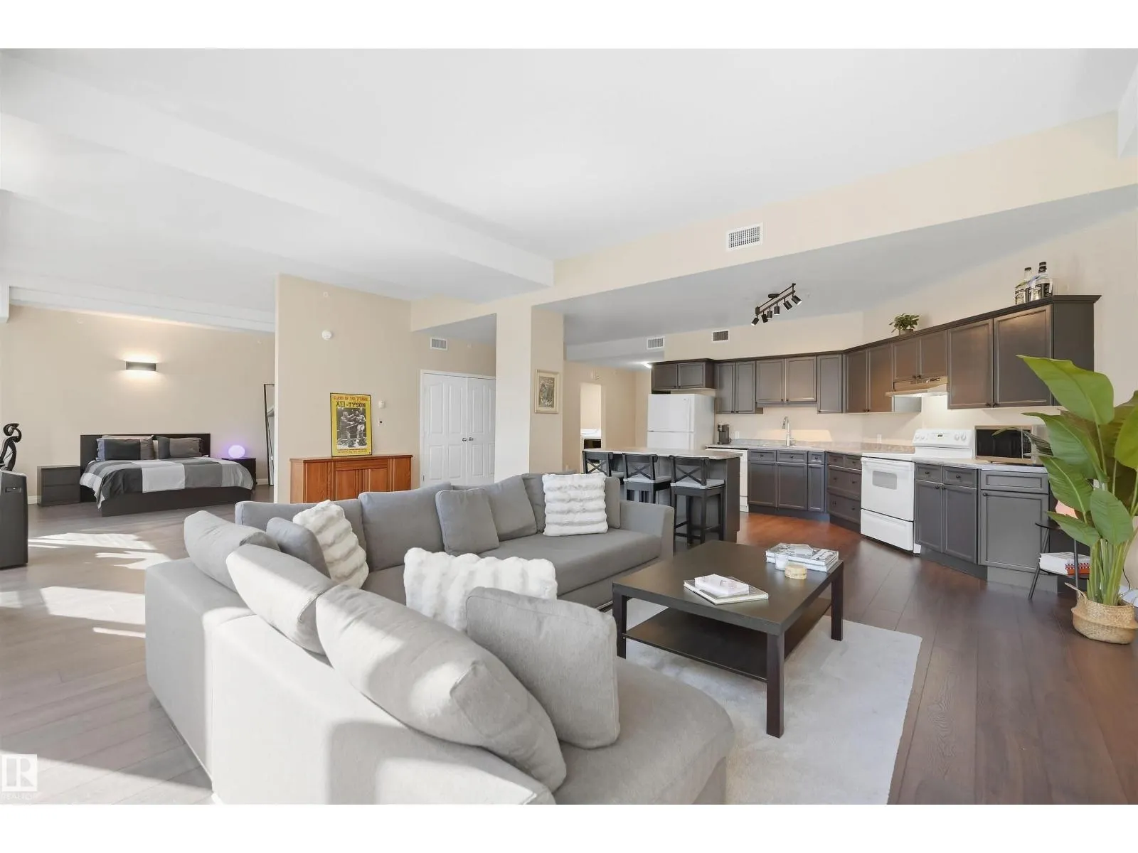 #302 10106 105 ST NW
