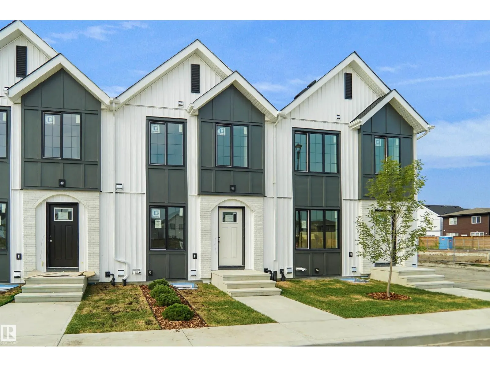 #25 17319 5 ST NE
