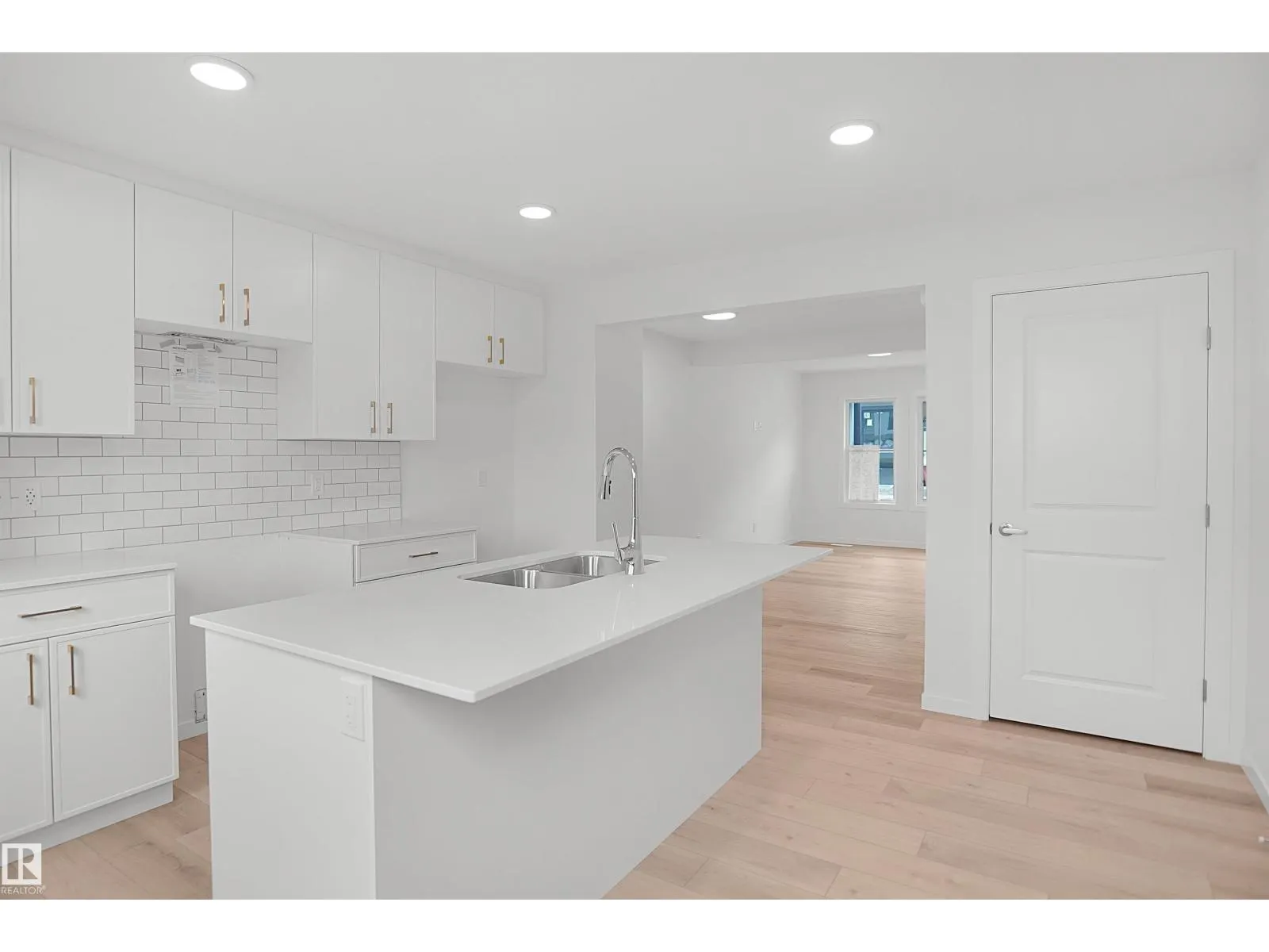 #18 3705 141 ST SW
