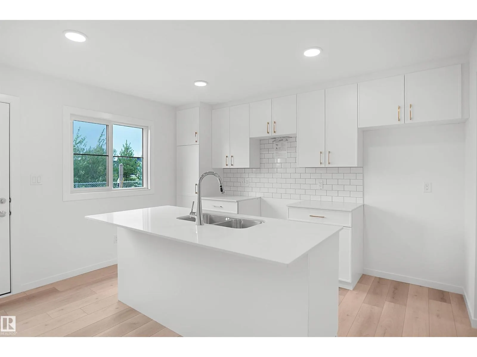 #18 3705 141 ST SW