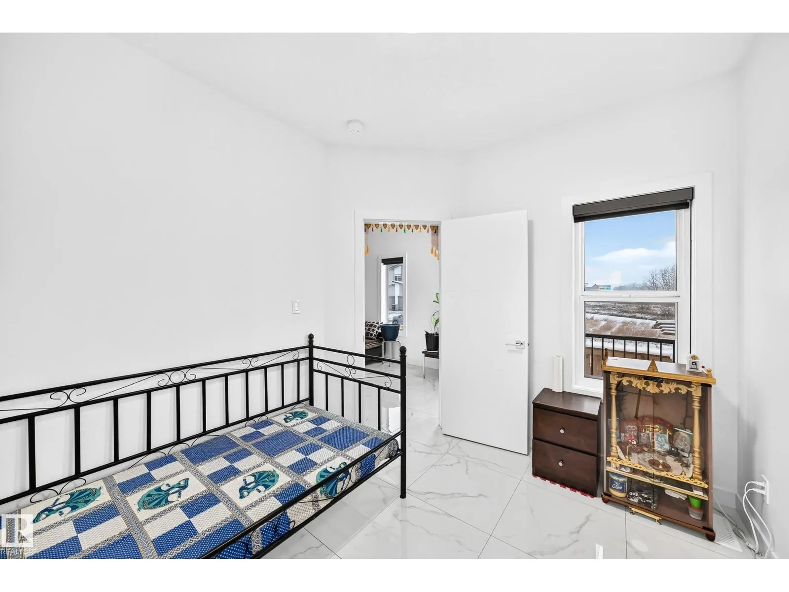 1204 13 AV NW
