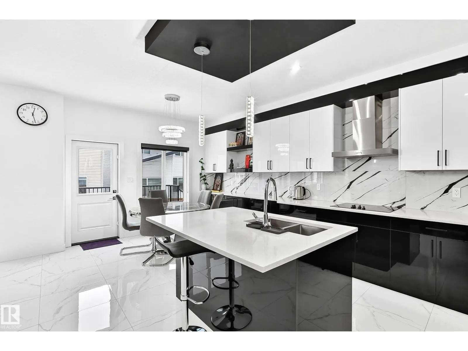 1204 13 AV NW