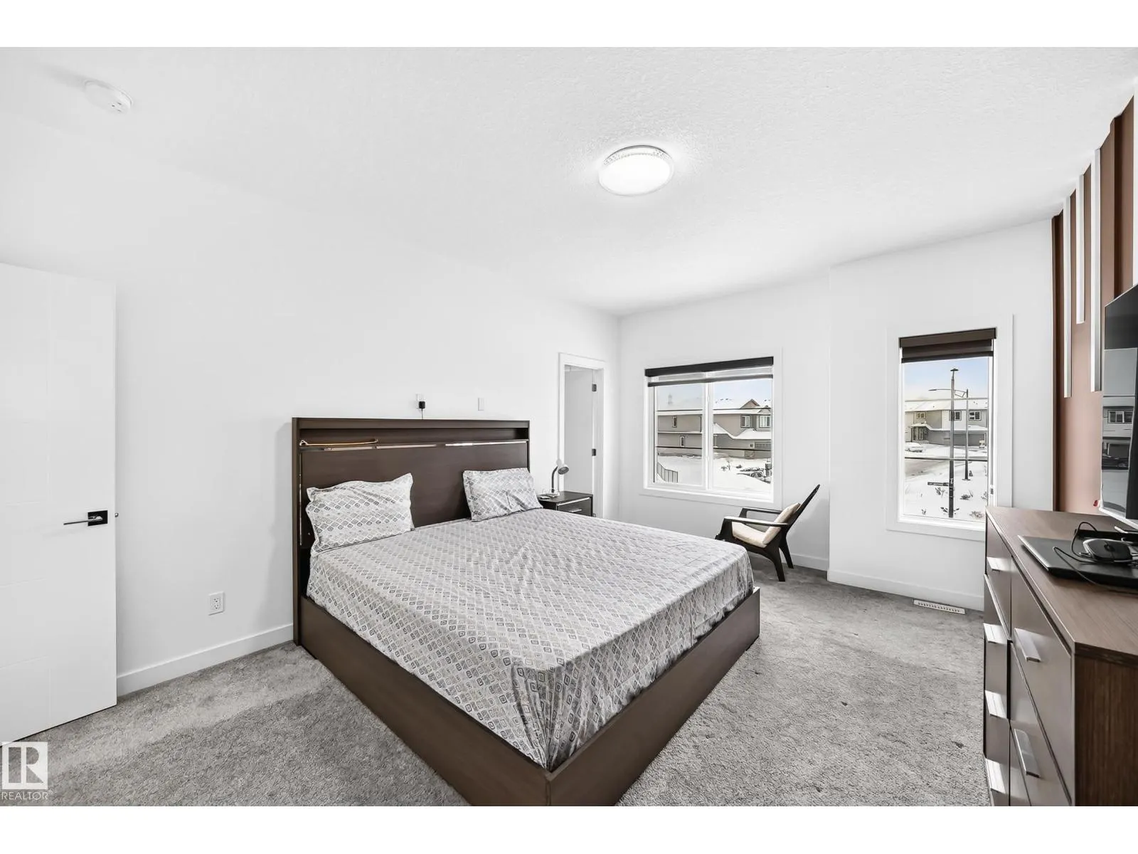 1204 13 AV NW
