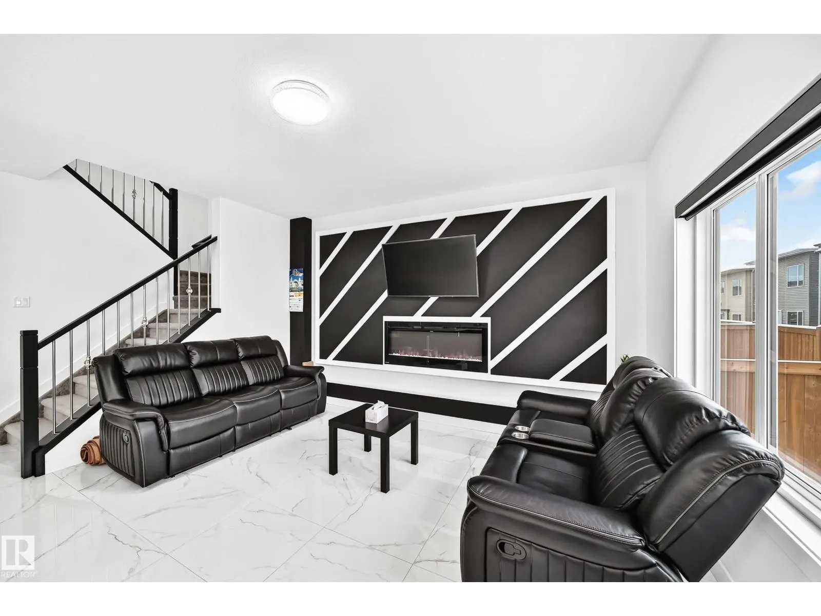 1204 13 AV NW
