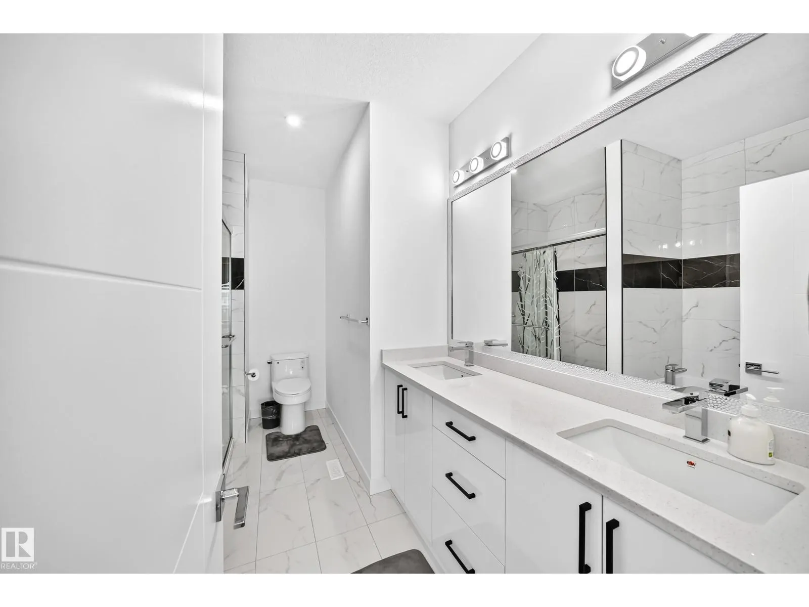 1204 13 AV NW