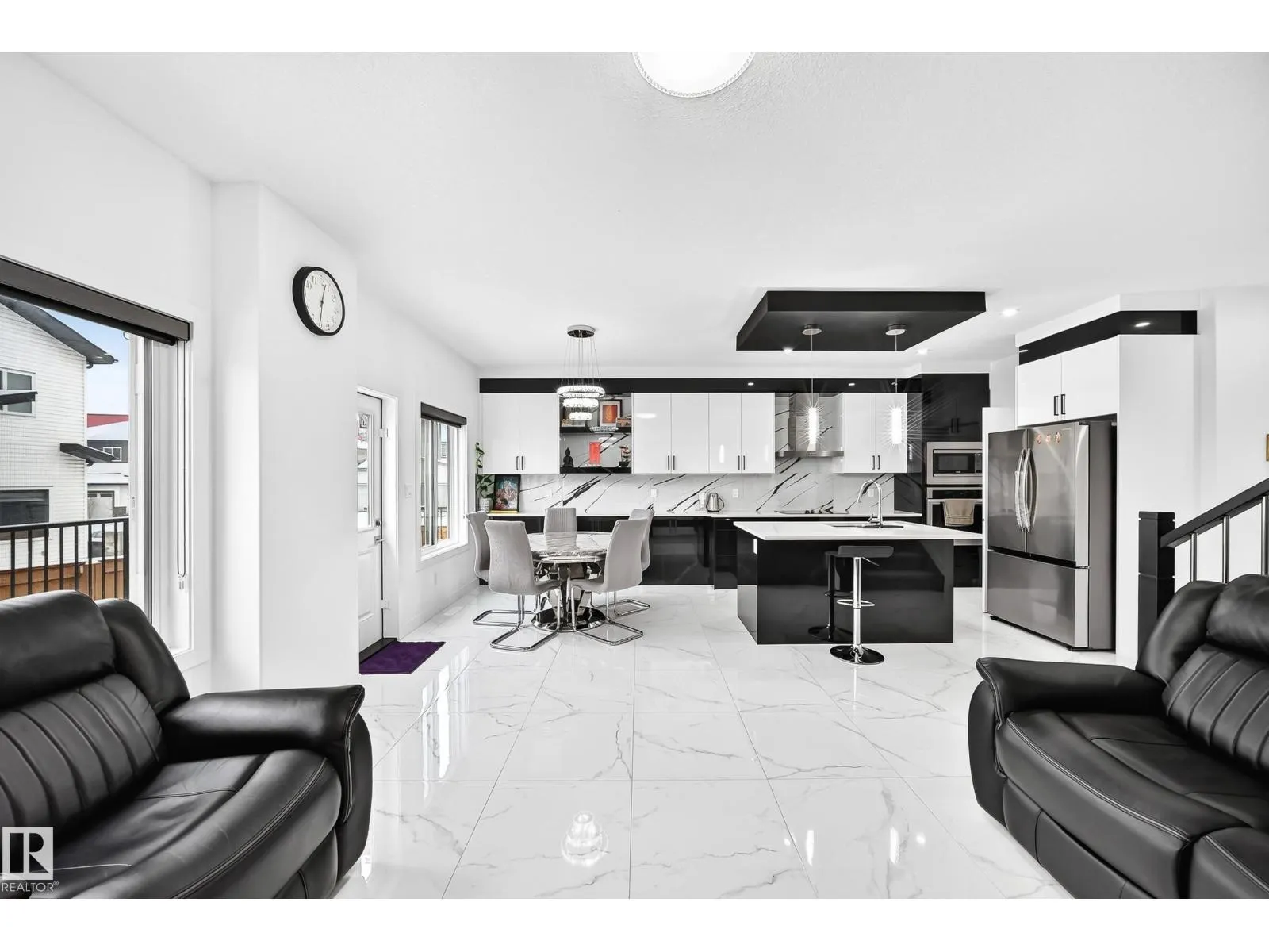 1204 13 AV NW