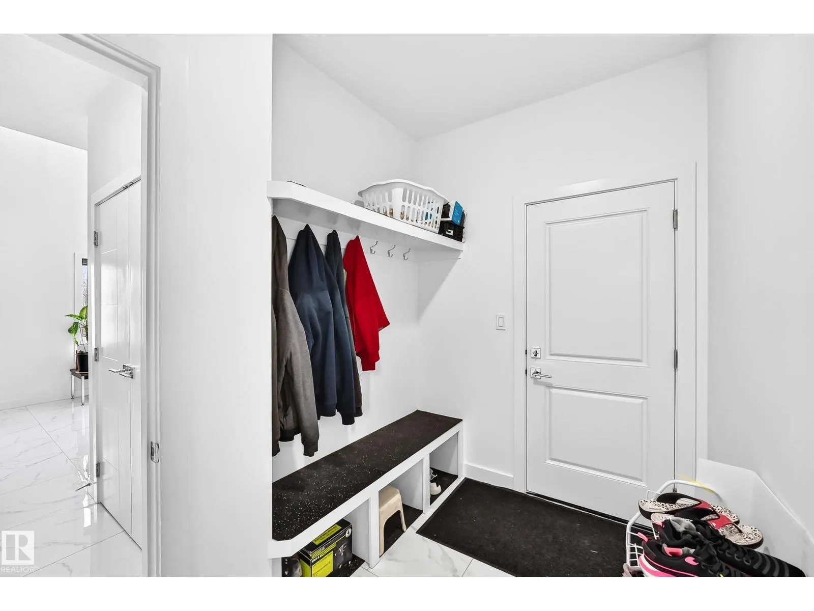 1204 13 AV NW