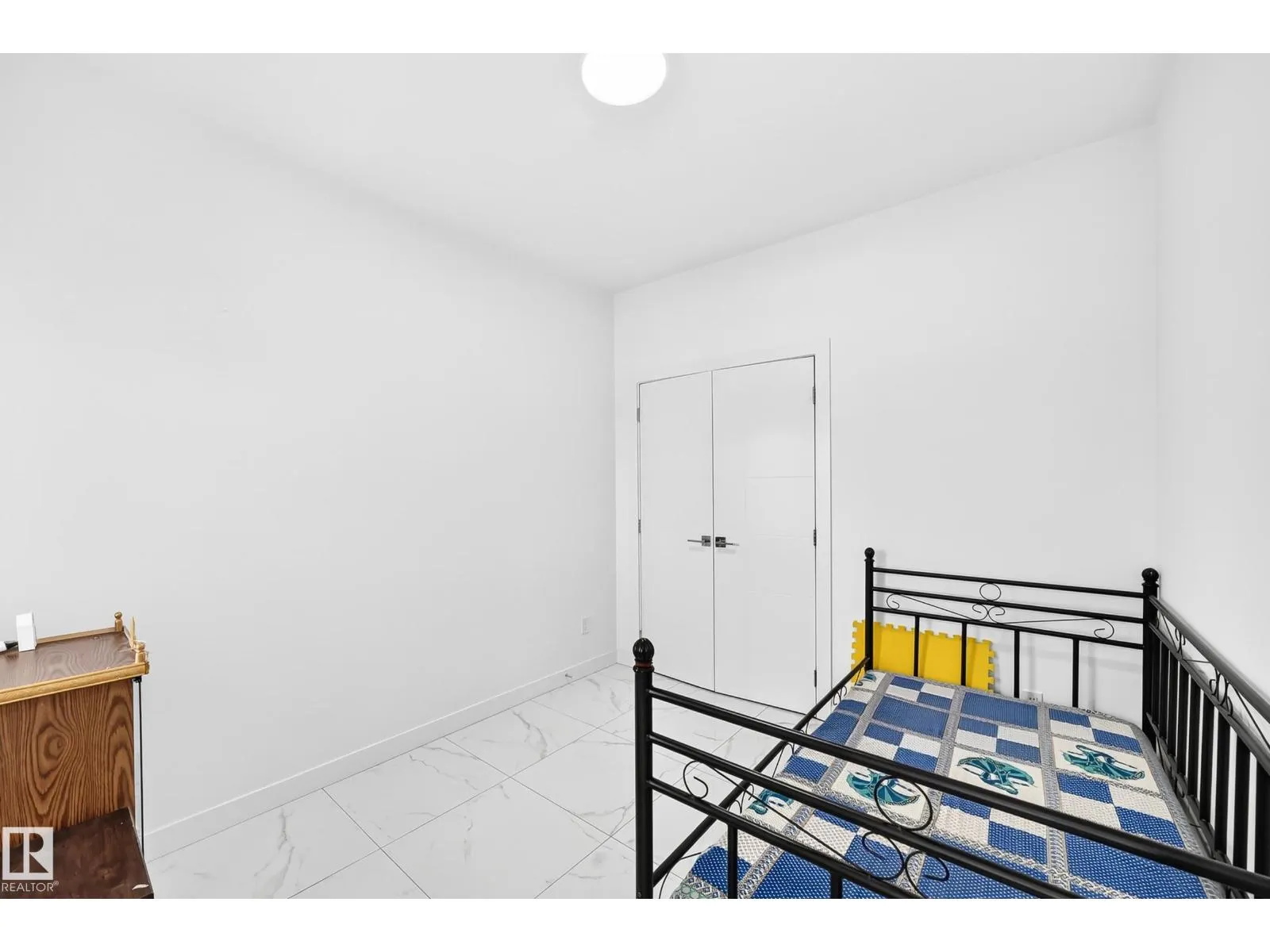 1204 13 AV NW