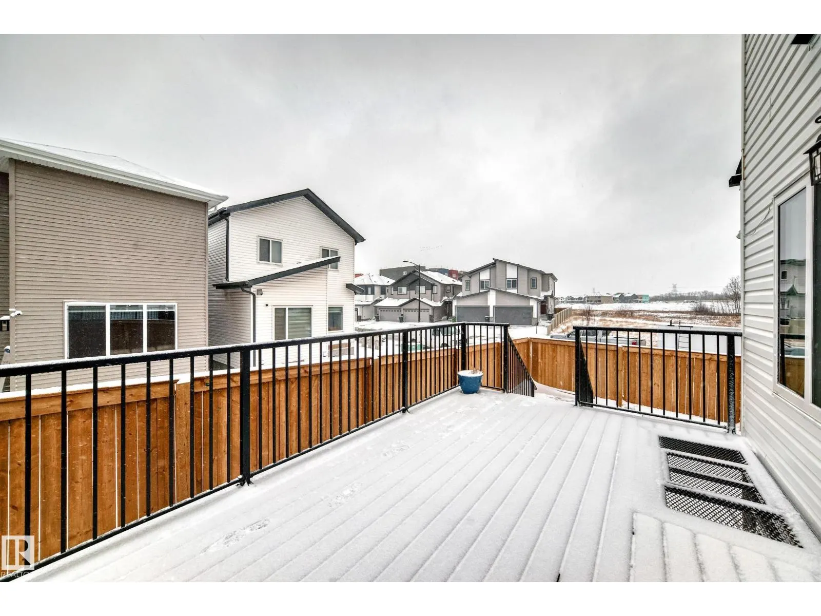 1204 13 AV NW