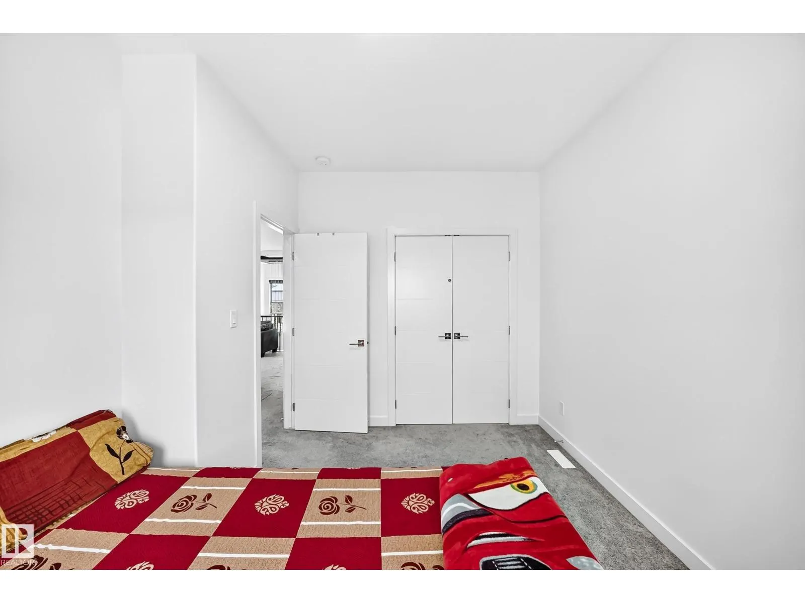 1204 13 AV NW