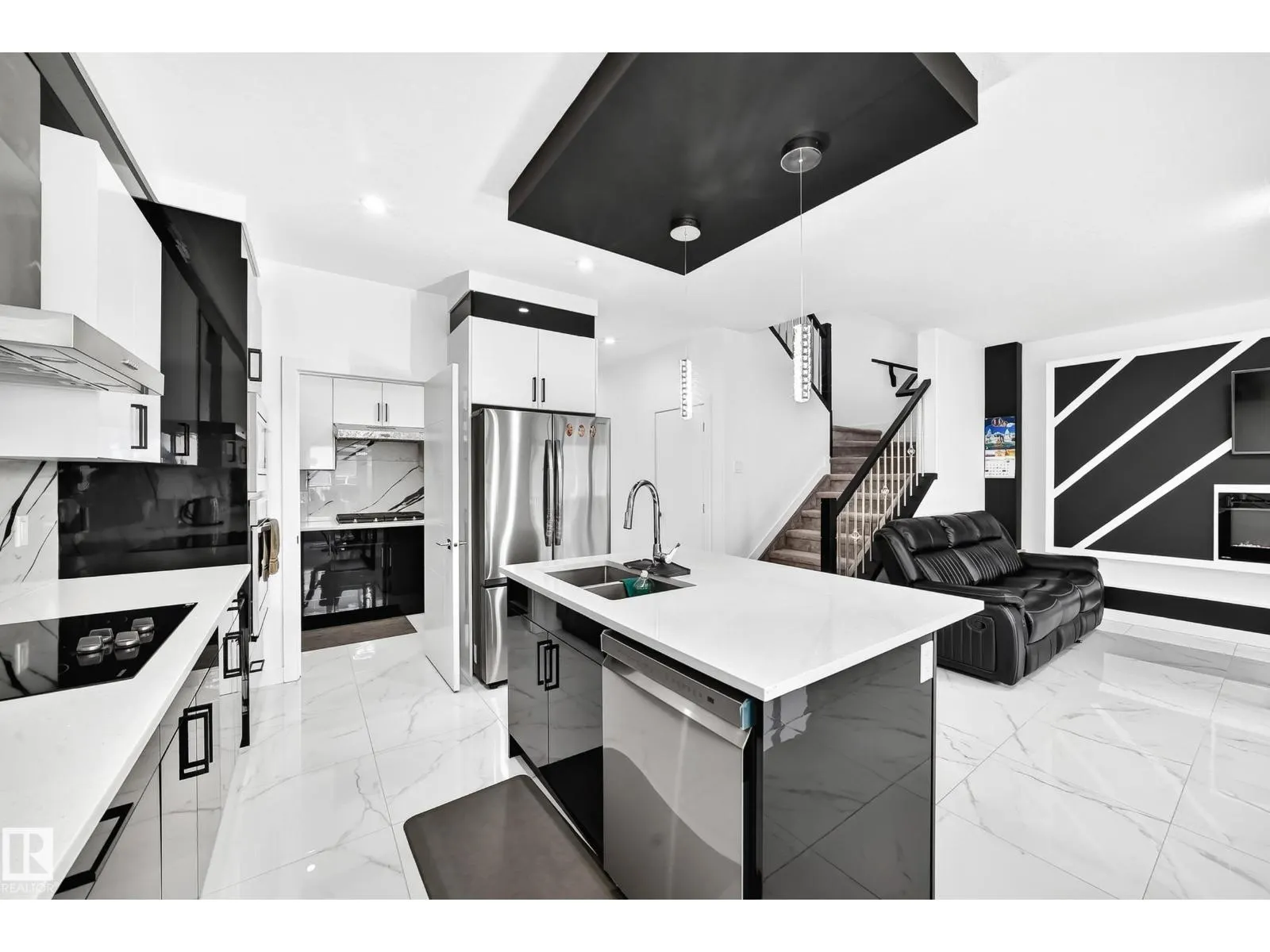 1204 13 AV NW