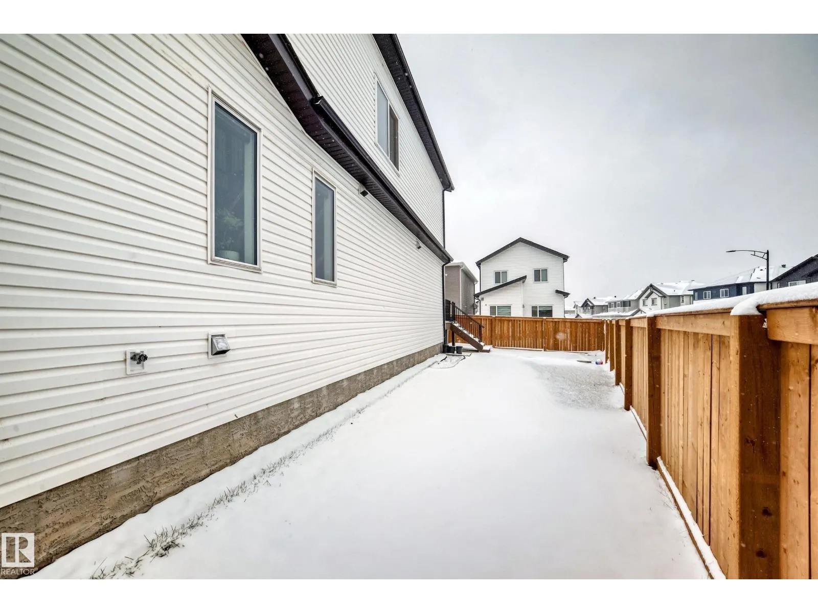 1204 13 AV NW