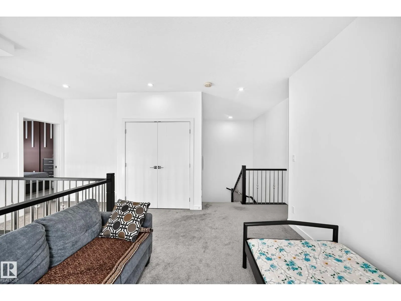 1204 13 AV NW