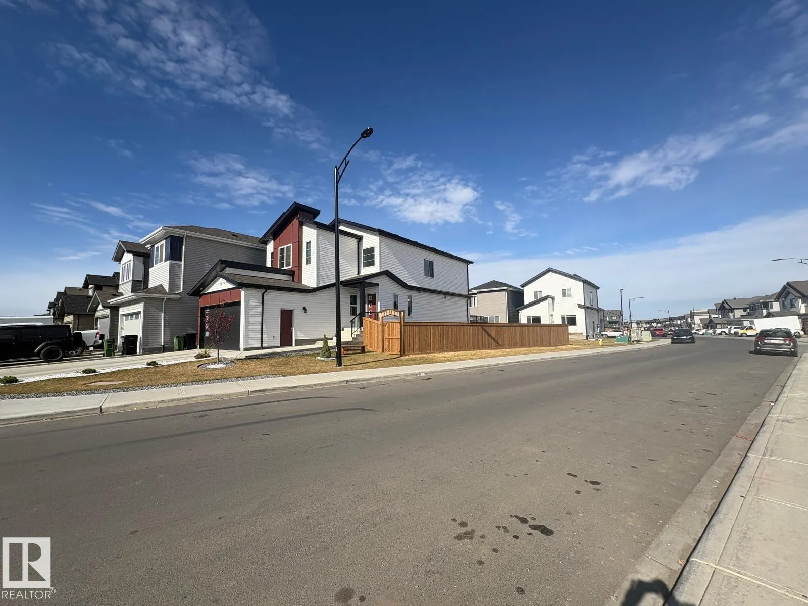 1204 13 AV NW