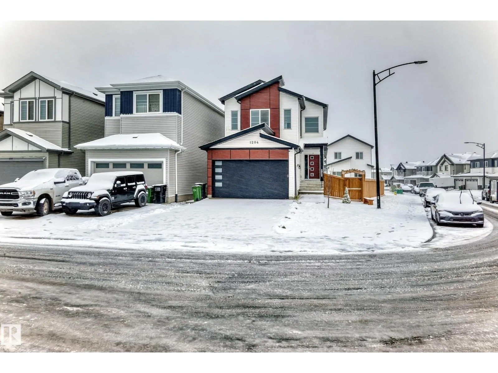 1204 13 AV NW