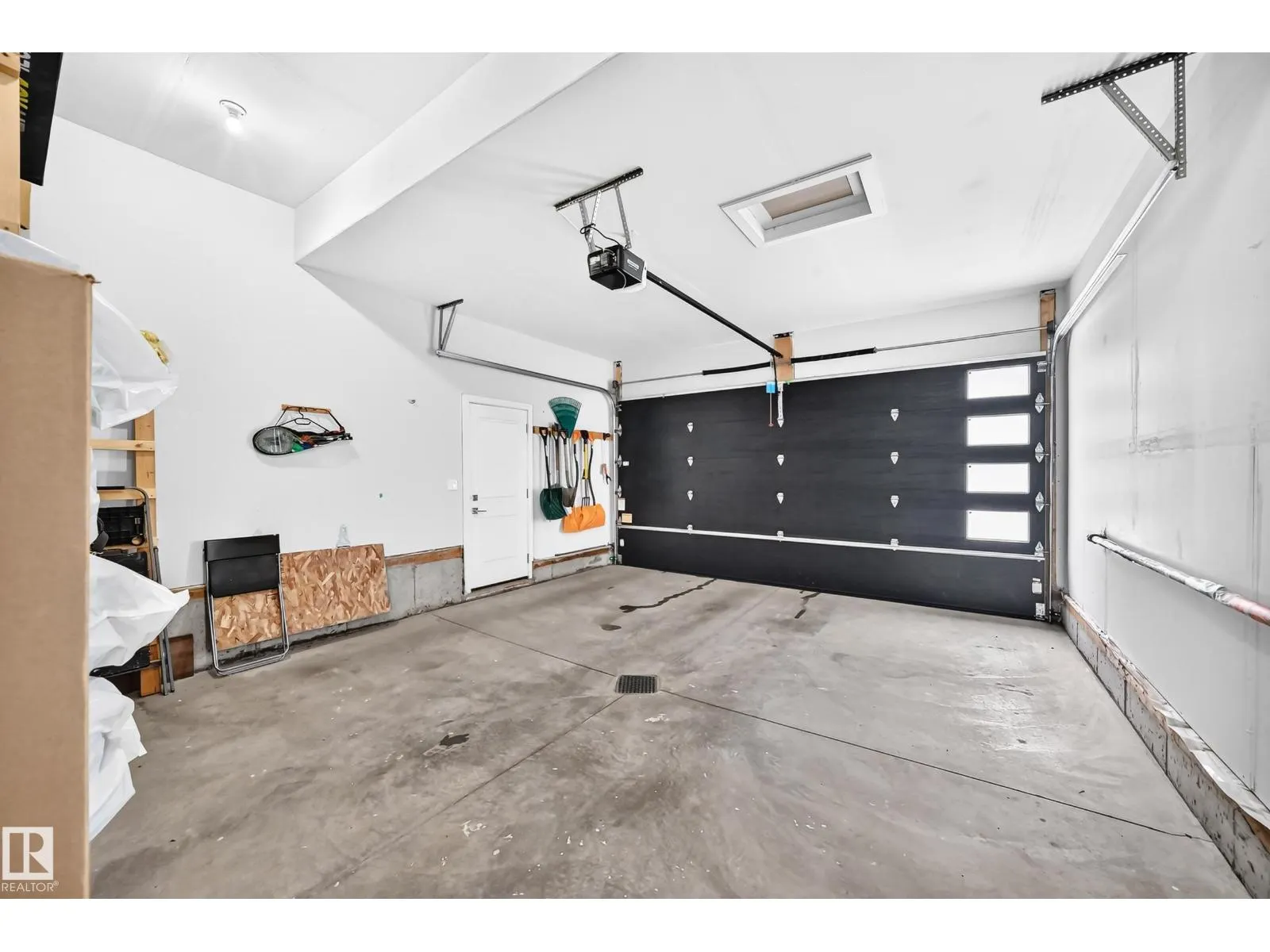 1204 13 AV NW