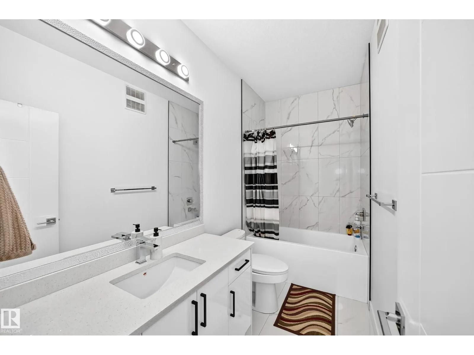 1204 13 AV NW