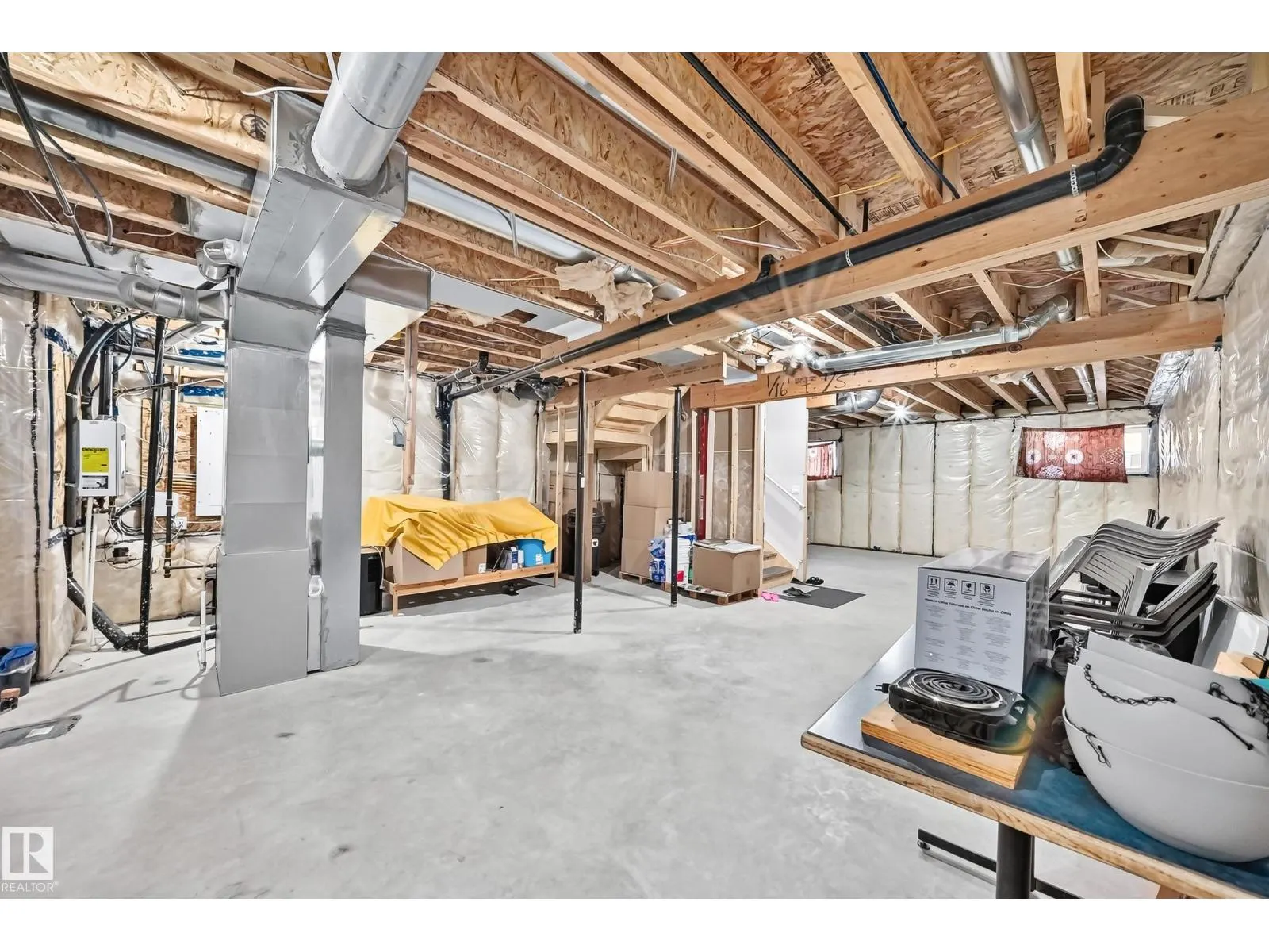 1204 13 AV NW