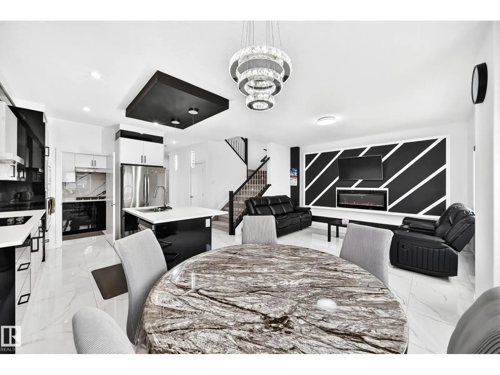 1204 13 AV NW