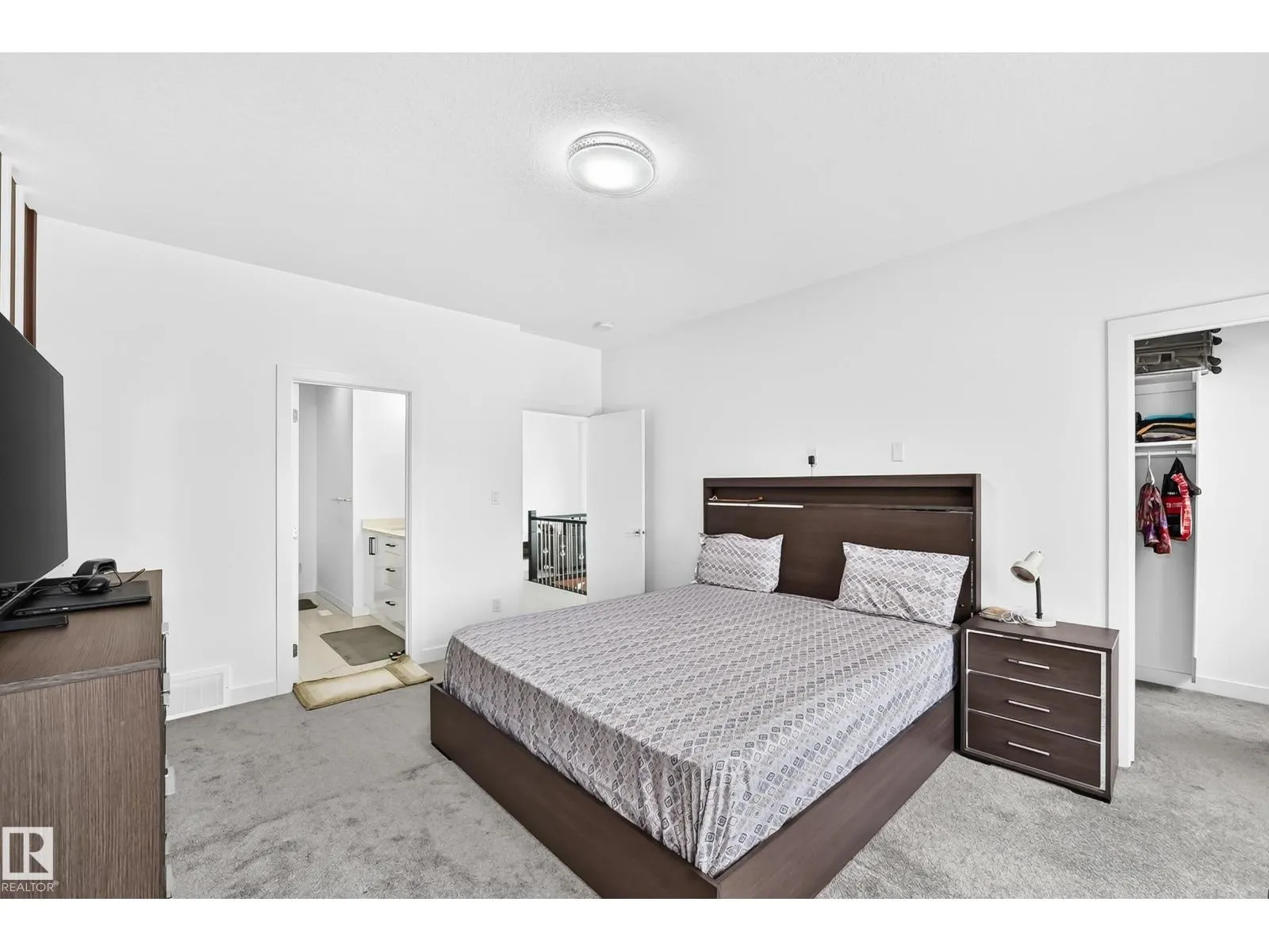1204 13 AV NW