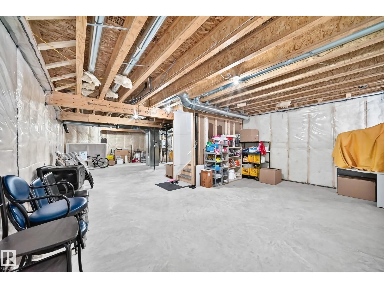 1204 13 AV NW