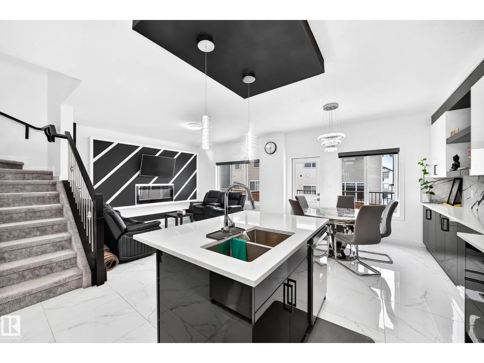 1204 13 AV NW