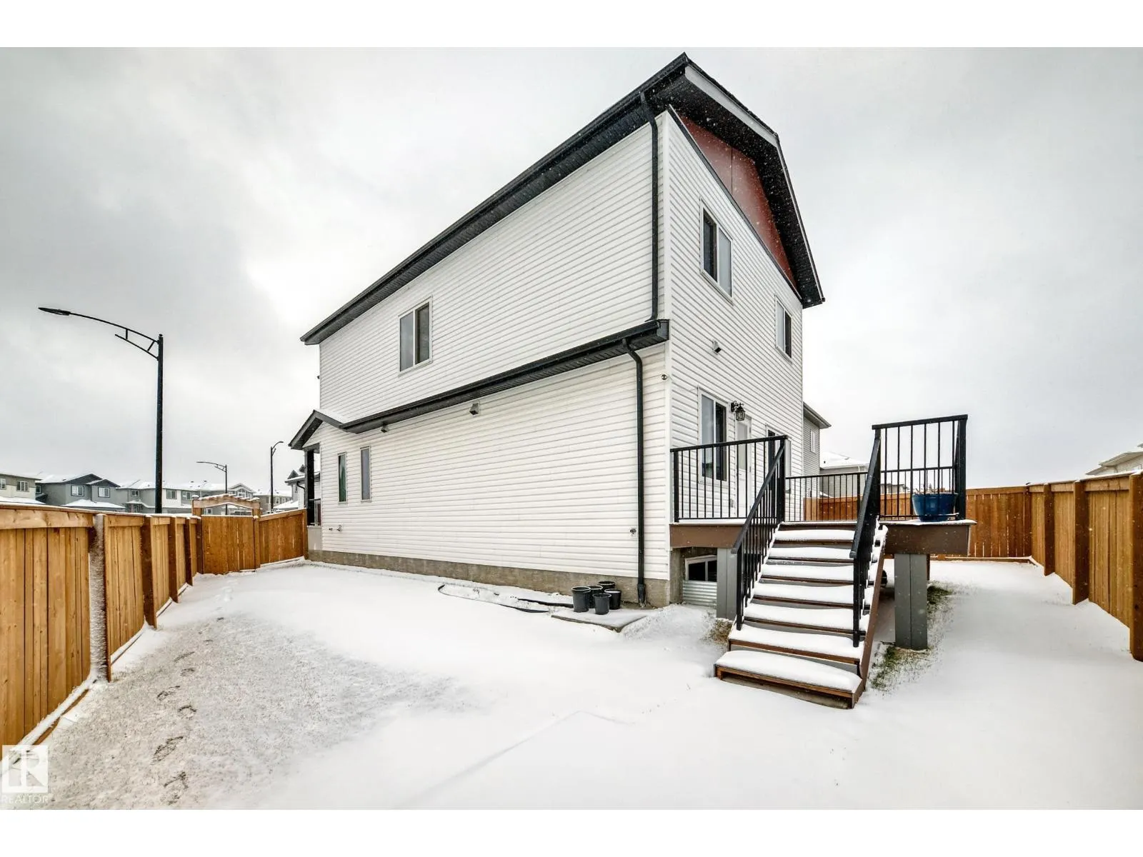 1204 13 AV NW