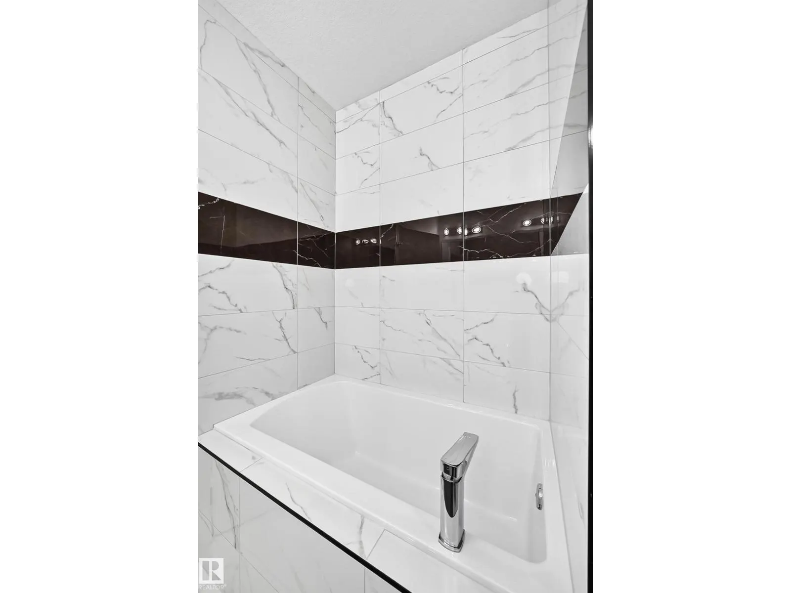 1204 13 AV NW