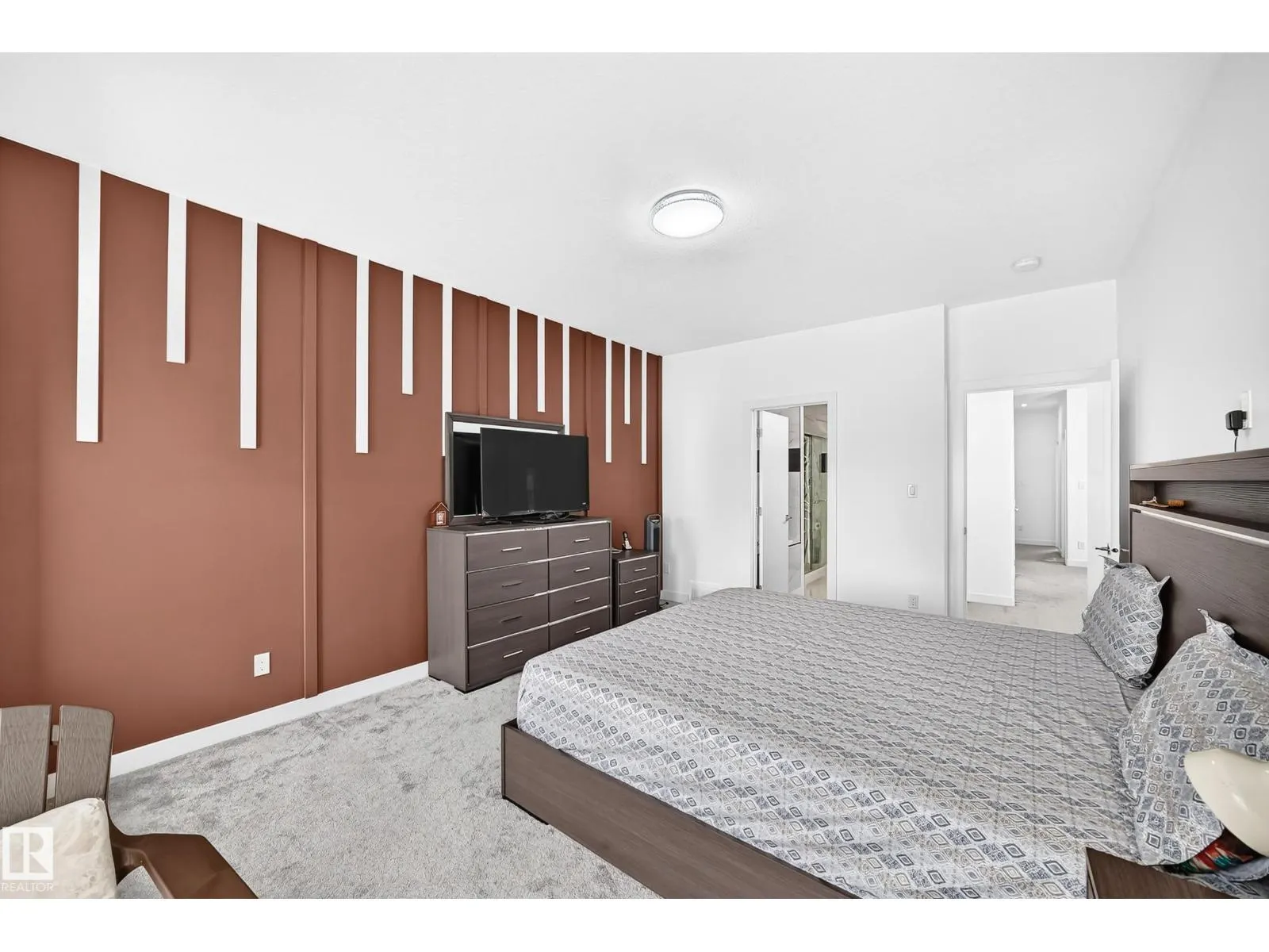 1204 13 AV NW