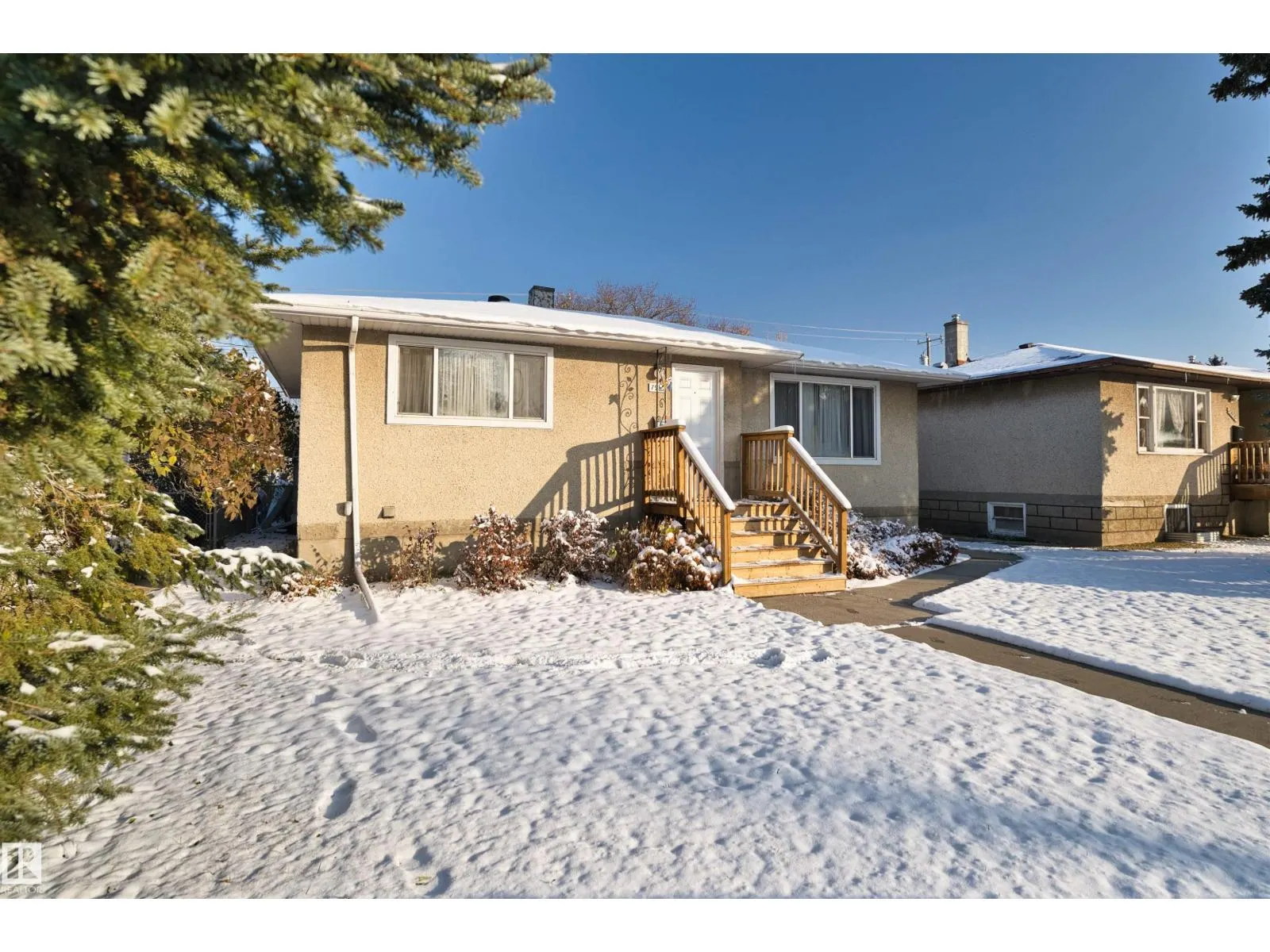 7916 82 AV NW