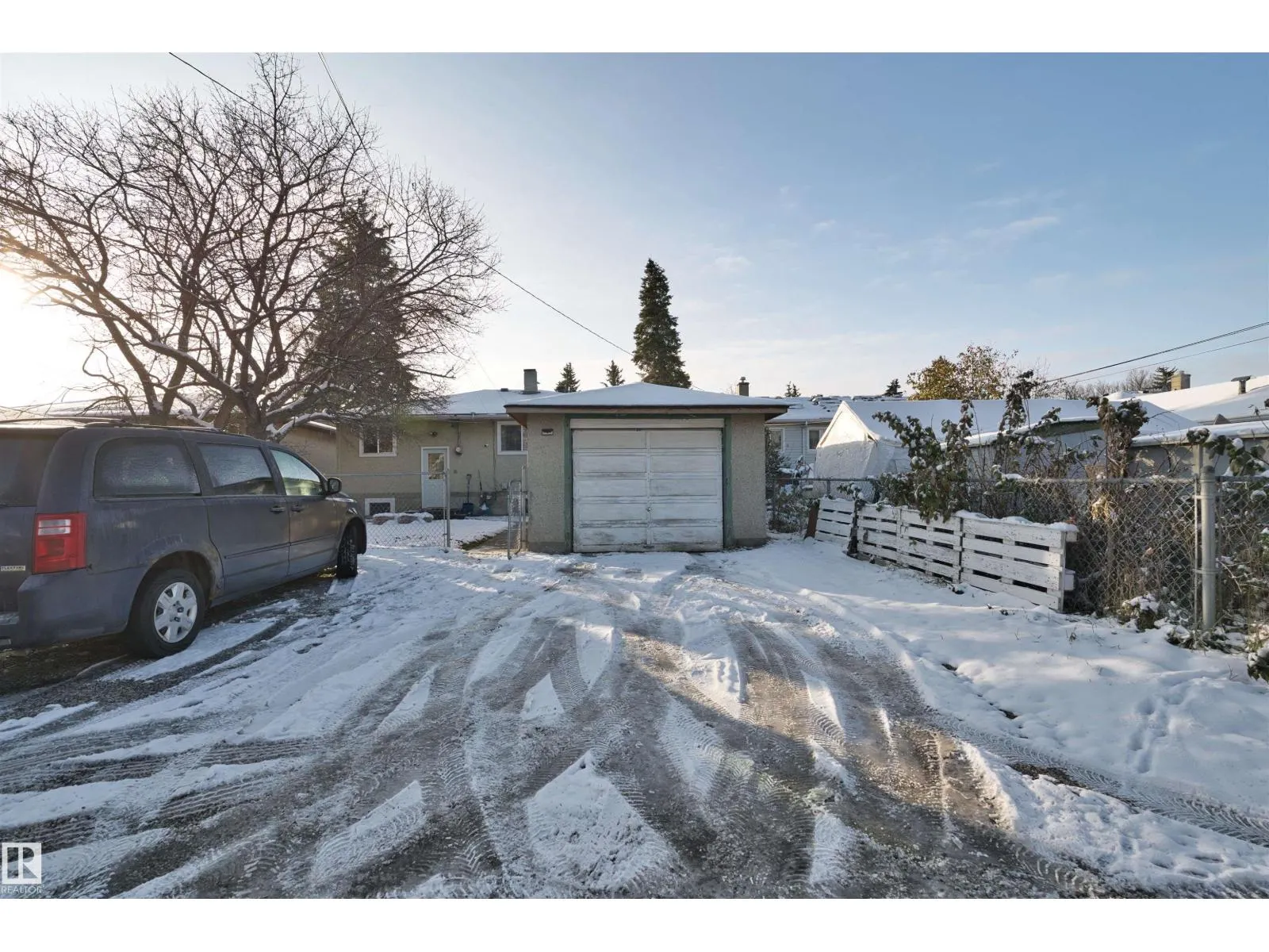 7916 82 AV NW