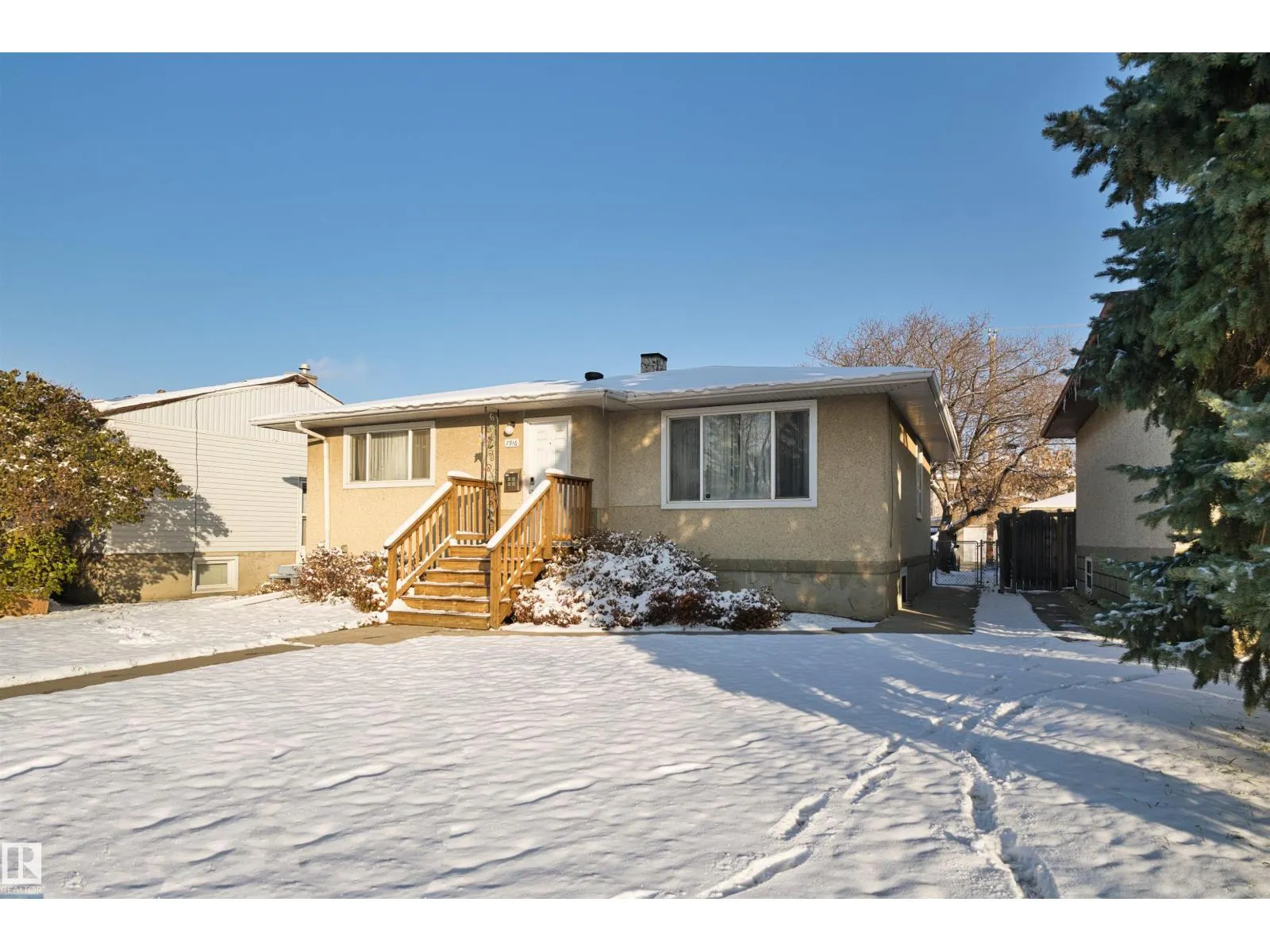 7916 82 AV NW