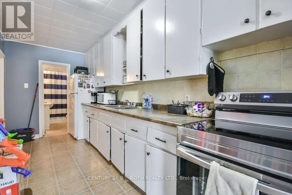 8 SUMMERSET PLACE