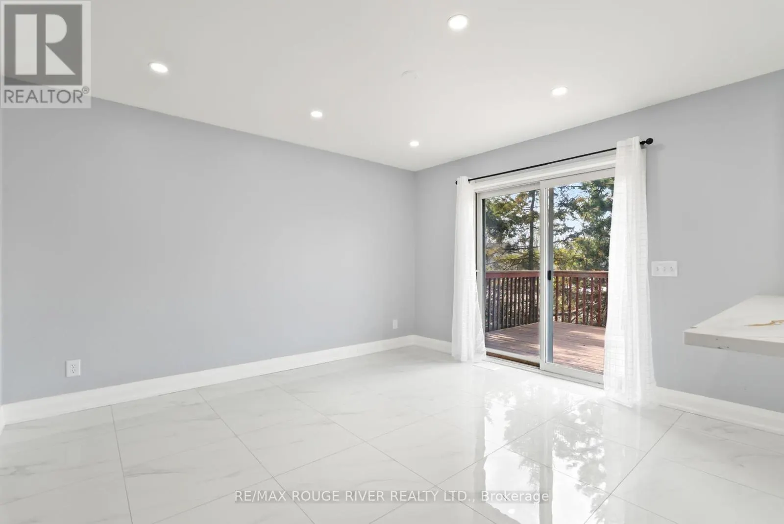 495 LAKELAND CRESCENT
