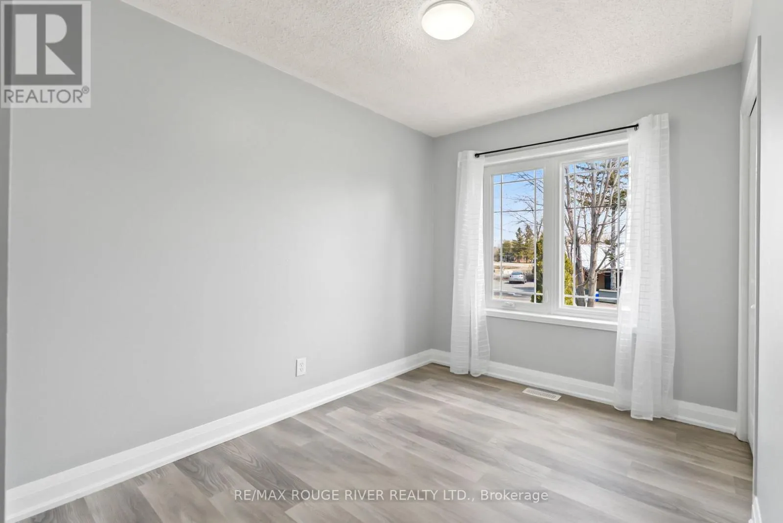 495 LAKELAND CRESCENT