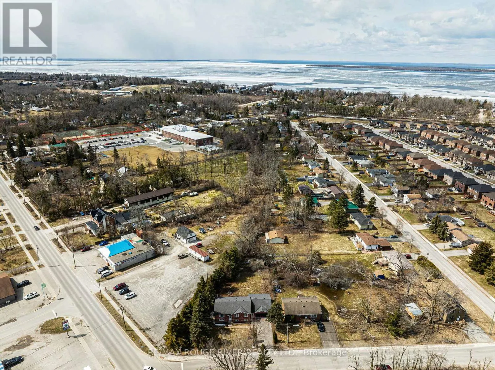 495 LAKELAND CRESCENT