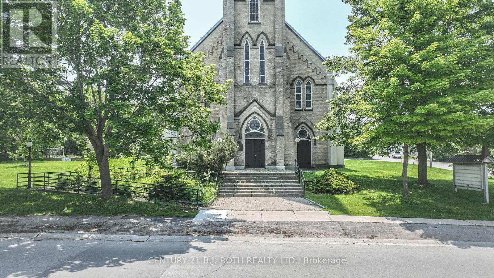 523 SIMCOE STREET