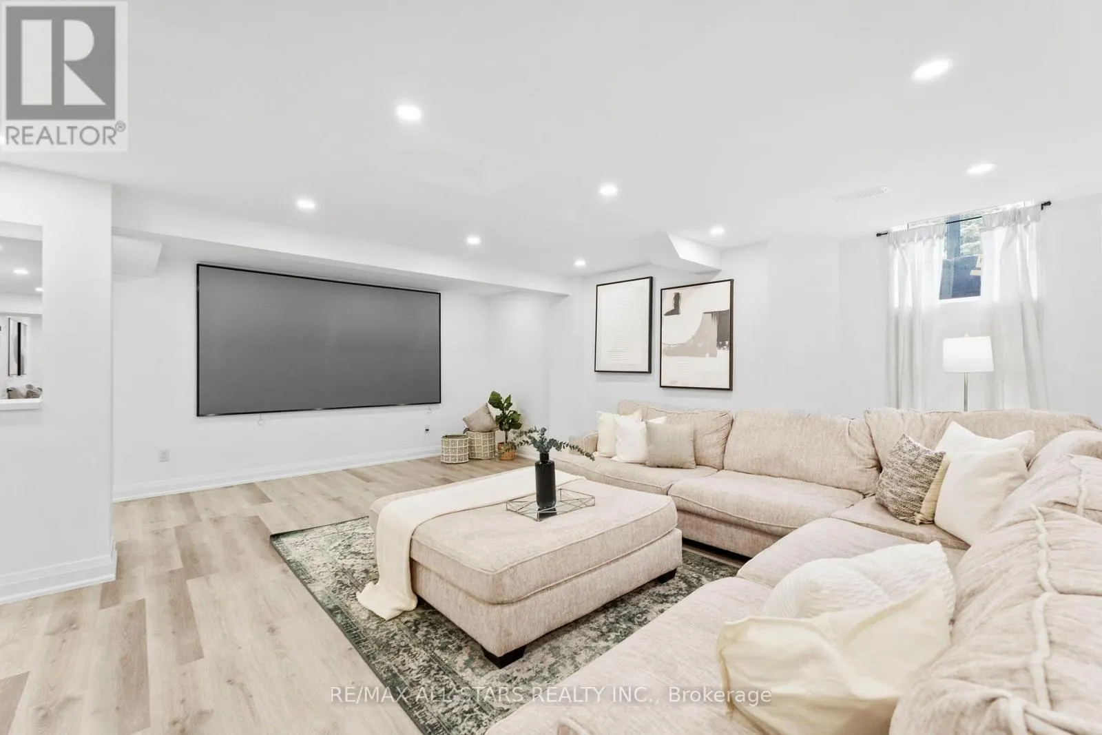 21 COUNTRY CLUB CRESCENT