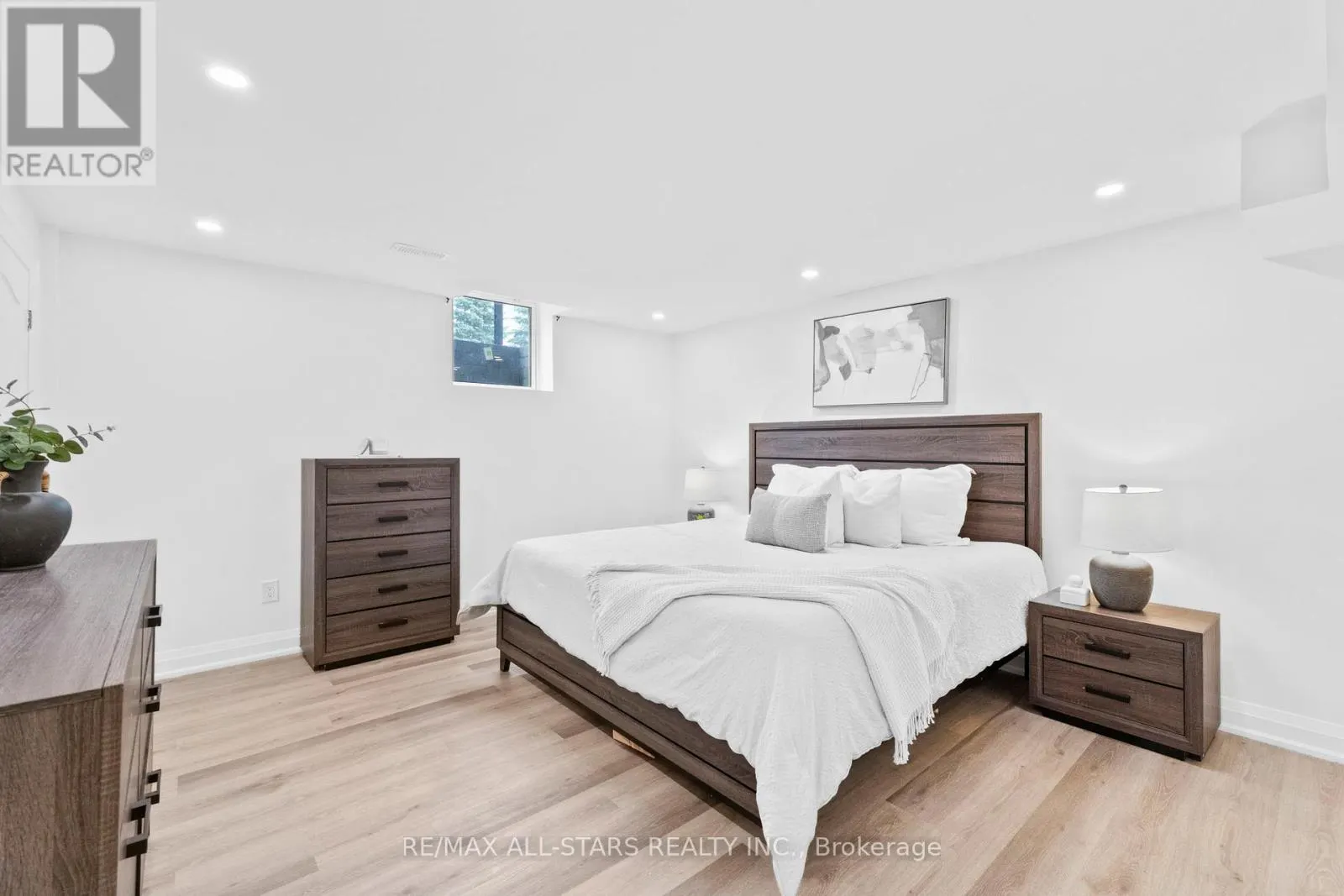 21 COUNTRY CLUB CRESCENT