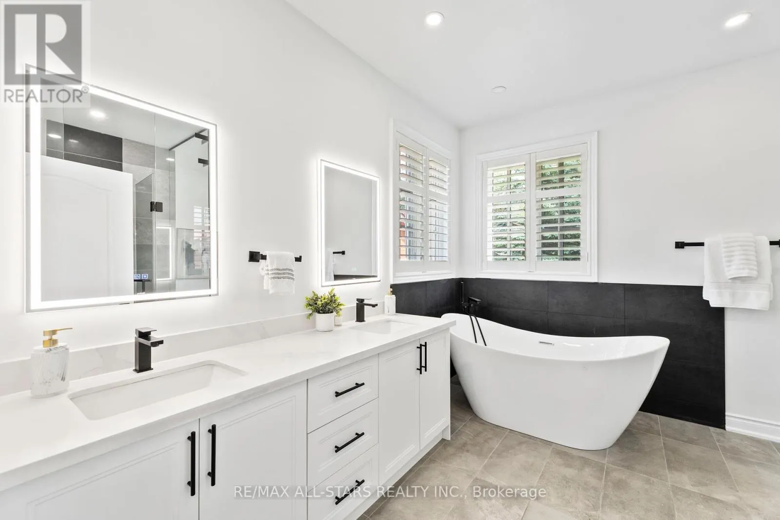 21 COUNTRY CLUB CRESCENT